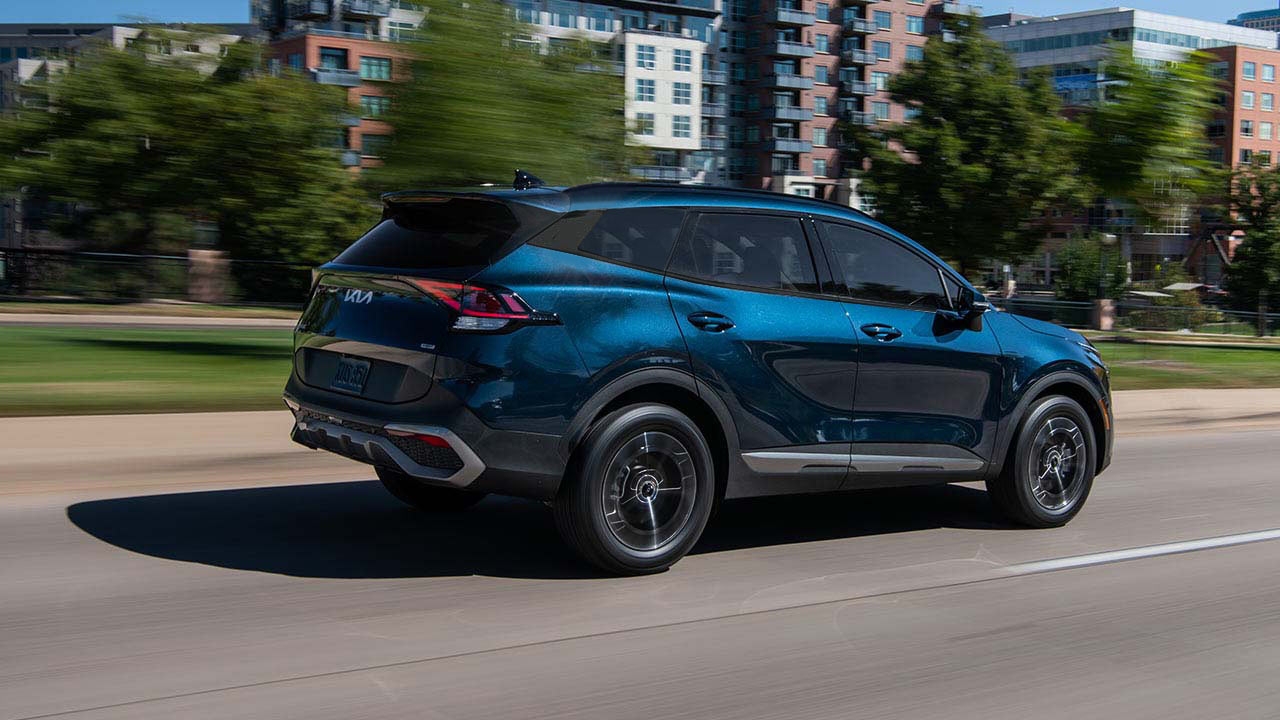 Le Kia Sportage 2024 qui roule en ville.