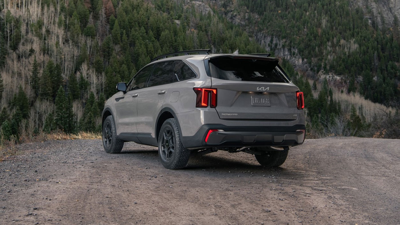 Vue 3/4 arrière sur le Kia Sorento 2024 stationné sur la gravel en montagne