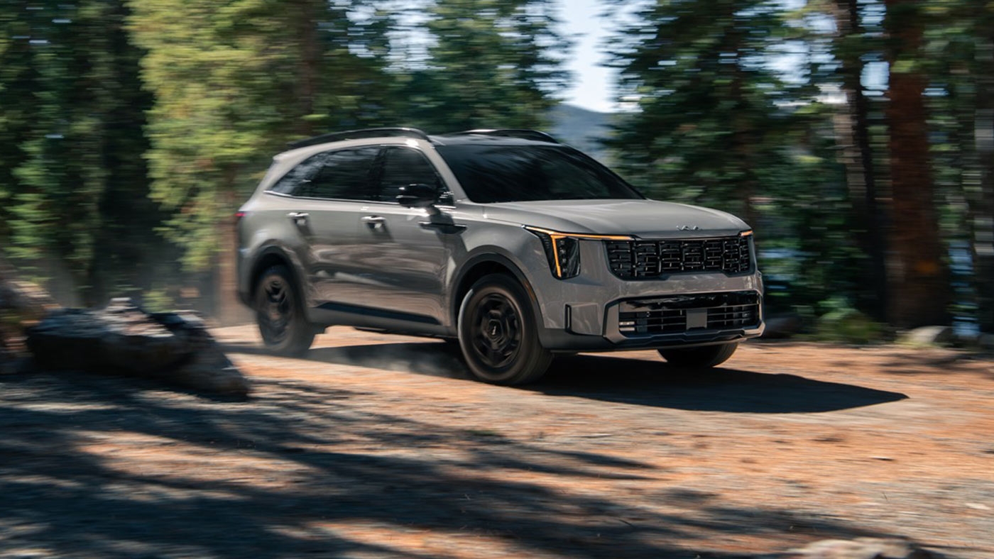 Le Kia Sorento 2024 qui roule en forêt.